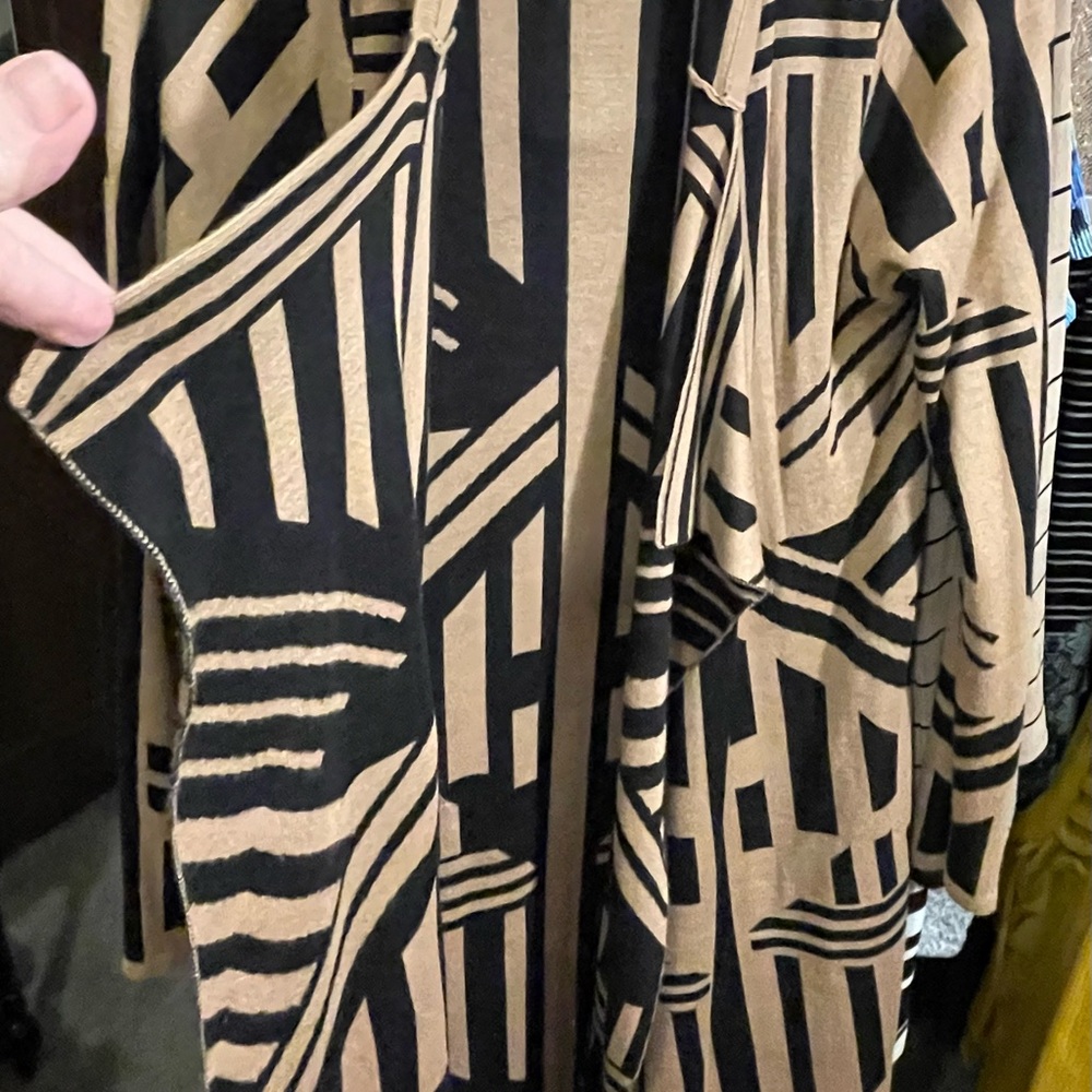 Chic Geometric Patterned Cardigan - image 3